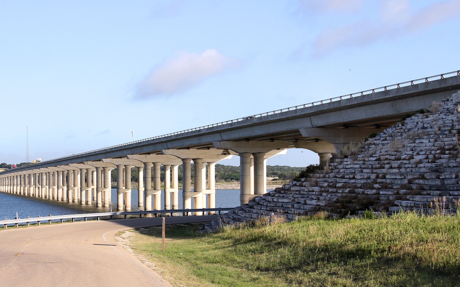 A long highway bridge over Belton Lake