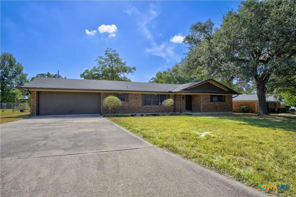 3401 Meadow Oaks Drive, photo 2 of 10