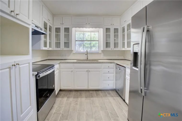 3401 Meadow Oaks Drive, photo 3 of 10