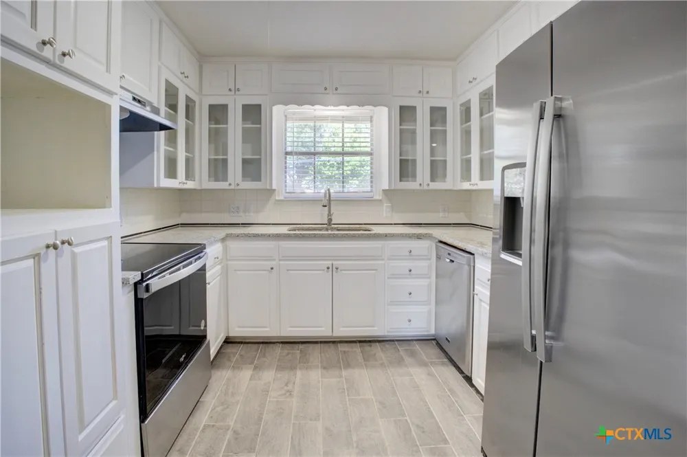 3401 Meadow Oaks Drive, photo 3 of 10