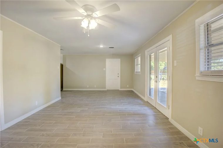 3401 Meadow Oaks Drive, photo 4 of 10