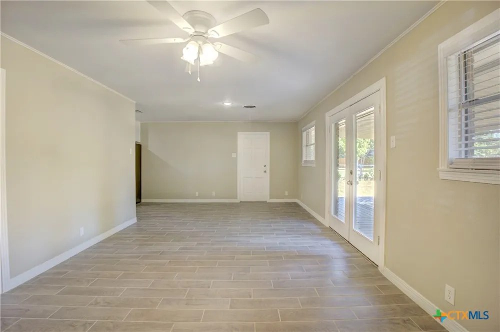 3401 Meadow Oaks Drive, photo 4 of 10