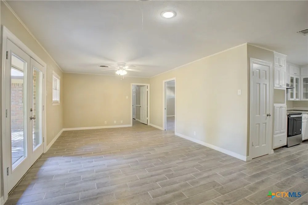 3401 Meadow Oaks Drive, photo 5 of 10