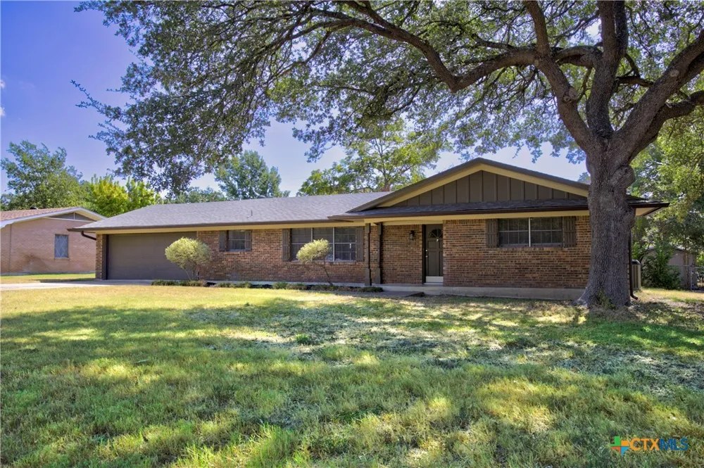 3401 Meadow Oaks Drive, photo 1 of 10